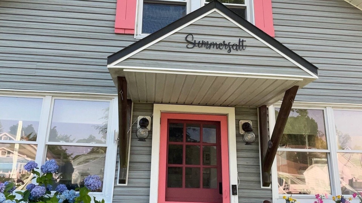 Madison House | Summersalt Madison: New England shoreline charm 2-3 minutes from private beach
