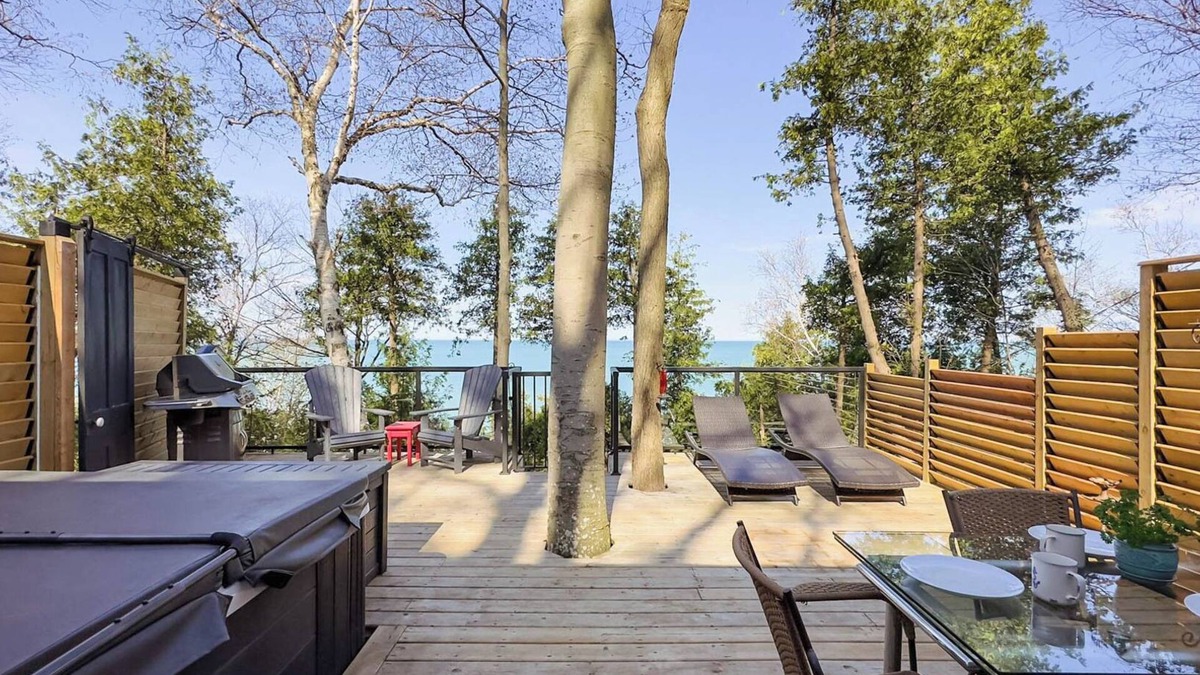 Central Huron Cottage | Summerset Cottage, Lakeview Hot Tub - Private Lake Access
