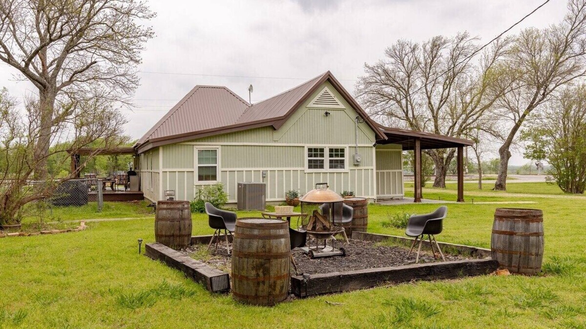 Waxahachie House | Summertime Railway Station Stay