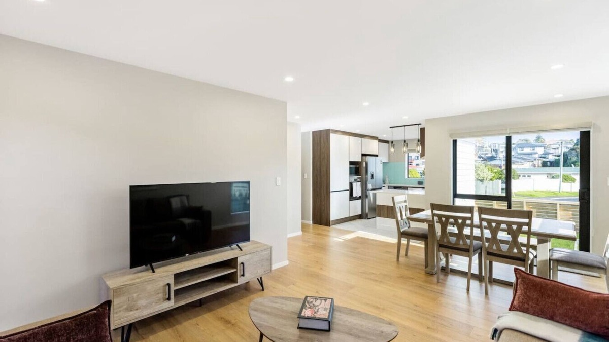 Mount Roskill House | Summit Crest Townhouse with Parking and Air-con