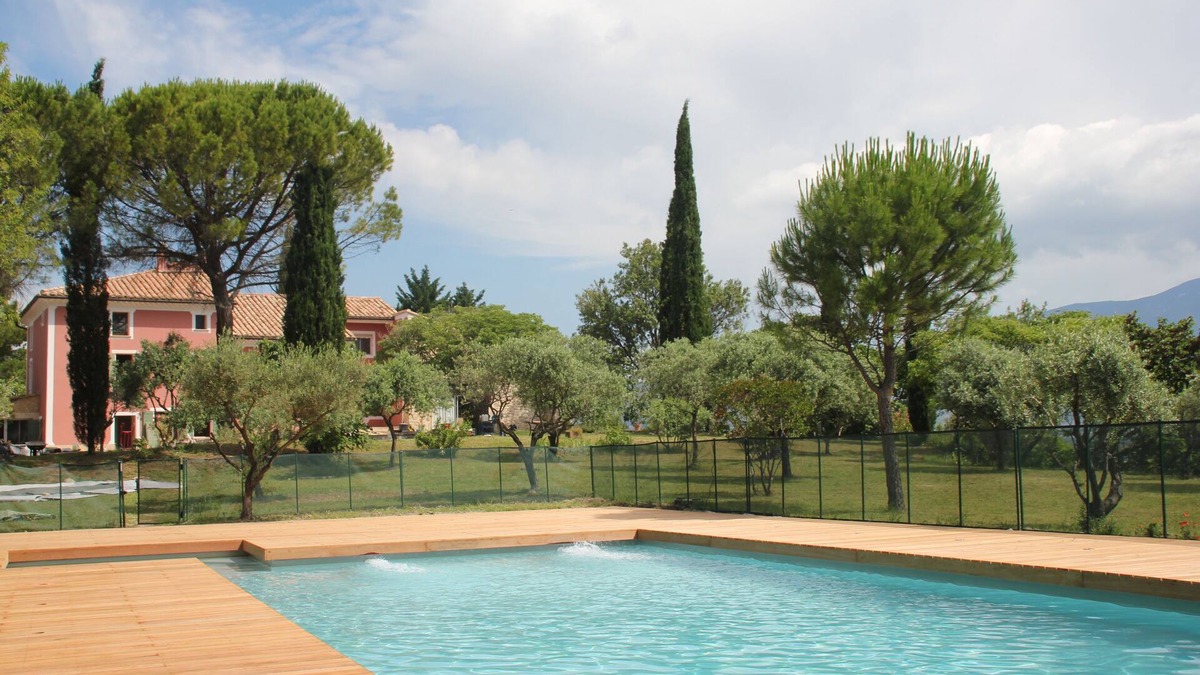 Mormoiron Apartment | Summit: 2 bedrooms, access to large pool, terrace and parking