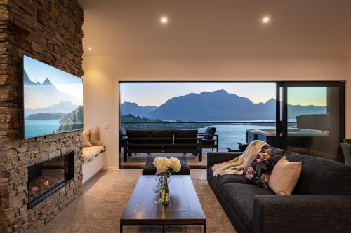 Frankton House | Summit Escape Hot Tub & Panoramic Beauty