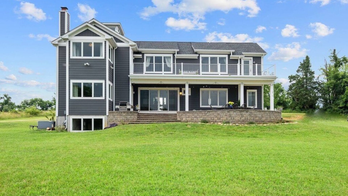 Front Royal House | Summit Hill House with Pond with Mountain Views