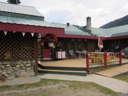 Valemount Cabin | Summit River Lodge & Campsites