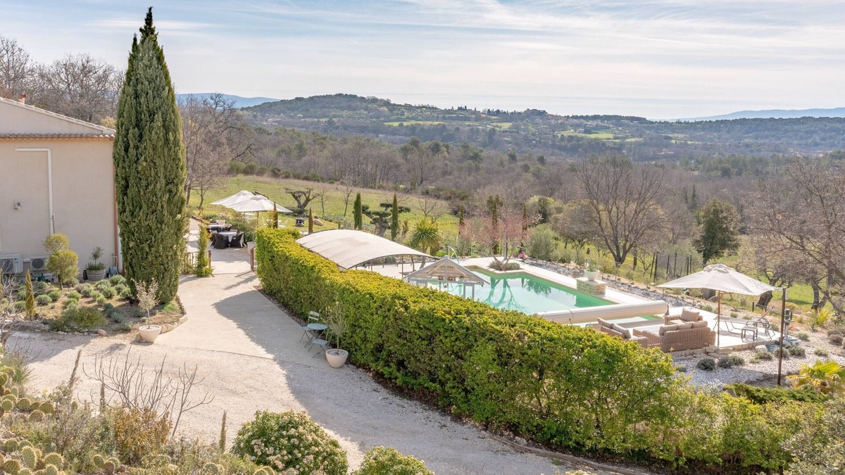 Murs Villa | Sumptuous 5-star bastide with views of the Luberon, swimming pool, garden and Wi-Fi.