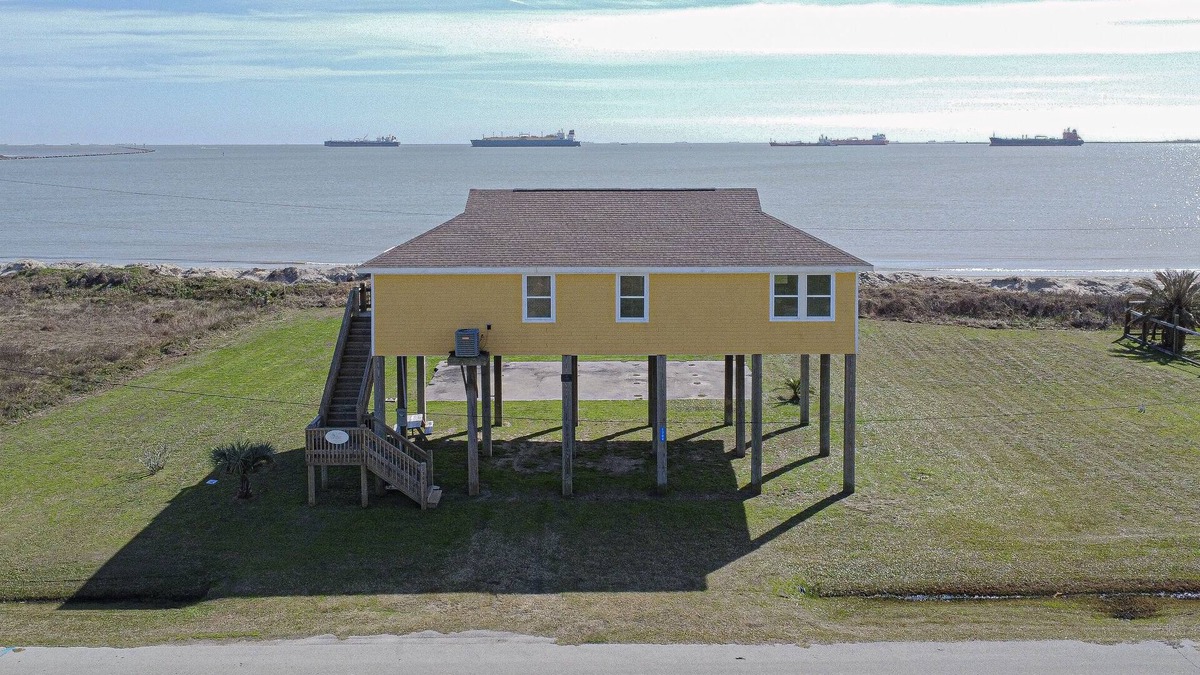 Galveston House | Sun and Moon - This cute and affordable beachfront home is close to the Ferry.