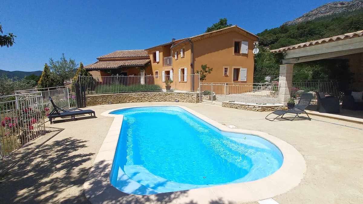 Beauvoisin House | Sun, calm, cigars with Mont Ventoux as landscape!