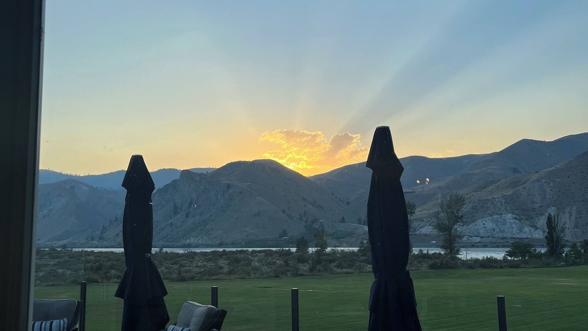 Orondo House | Sun Cove - Lake Entiat - 4 bedroom + fenced yard + Lake and Mountain views