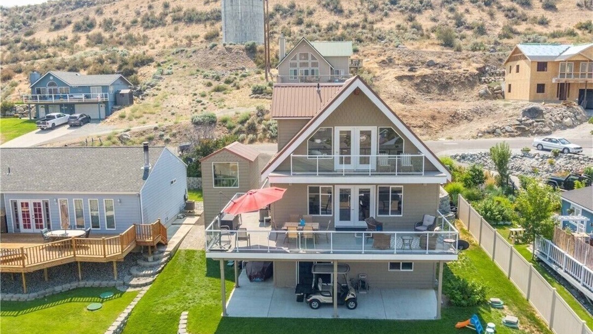 Orondo House | Sun Cove - Lake Entiat Getaway - 3 bedroom + loft with lake views!n