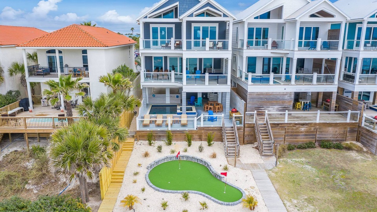 Sunnyside House | "Sun Daze" Beachfront w/Outdoor Putting Green