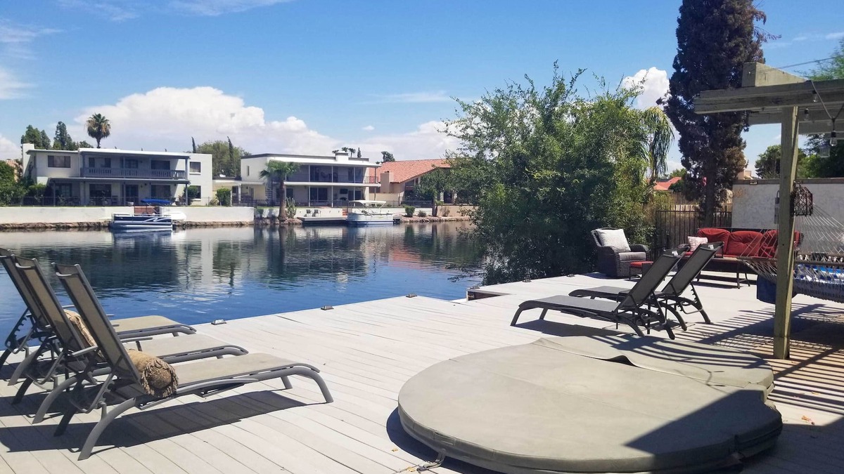 The Lakes House | Sun Deck, Hot Tub & Kayak: Lakefront Tempe House