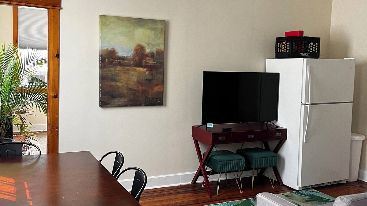 South Philadelphia Apartment | Sun Drenched 2 Bedroom w/Balcony & Laundry!