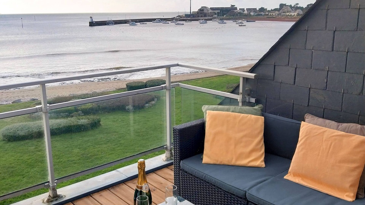 Saint-Jacques Apartment | Sun-drenched duplex with terrace overlooking the sea.
