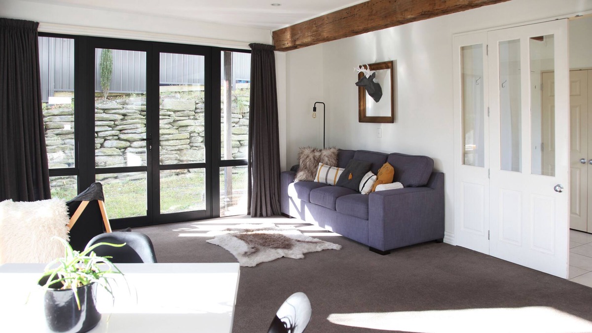Kelvin Heights Apartment | Sun drenched lakeside harbor