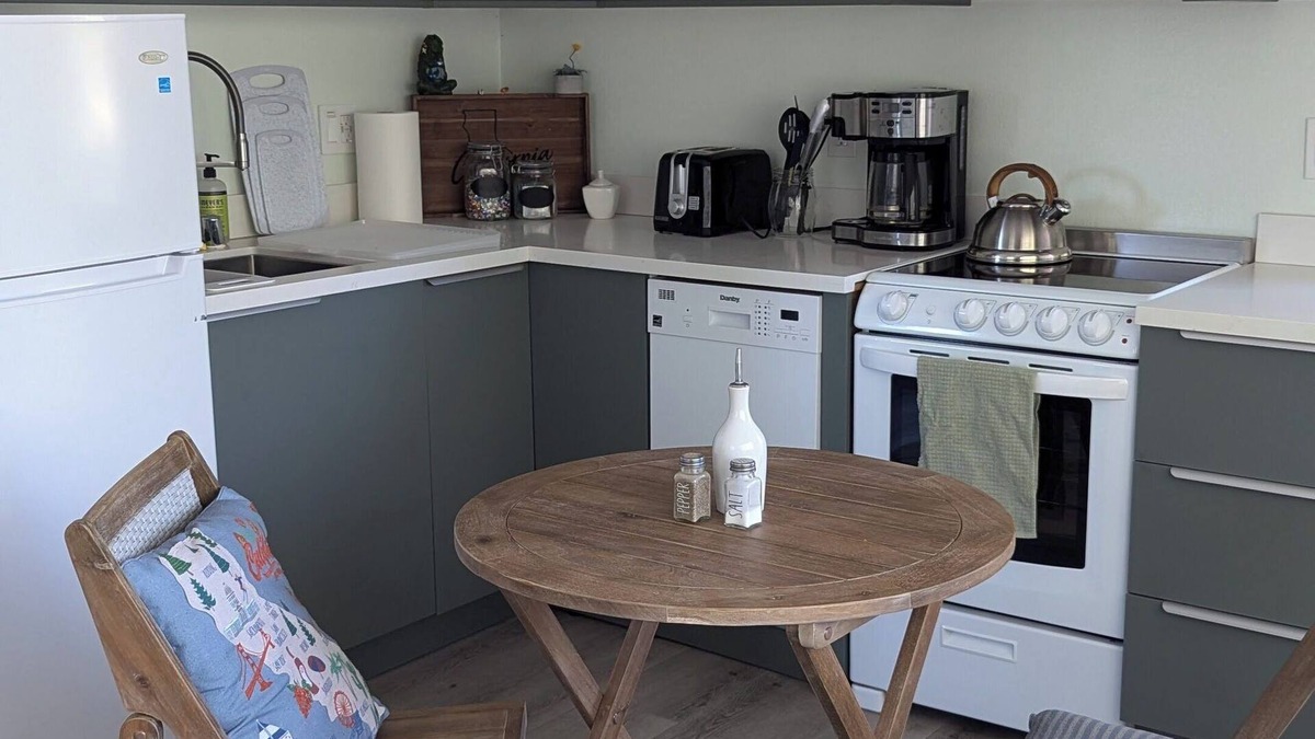 Cambrian House | Sun-filled 1-BR private Getaway in Beautiful safe and quiet Neighborhood