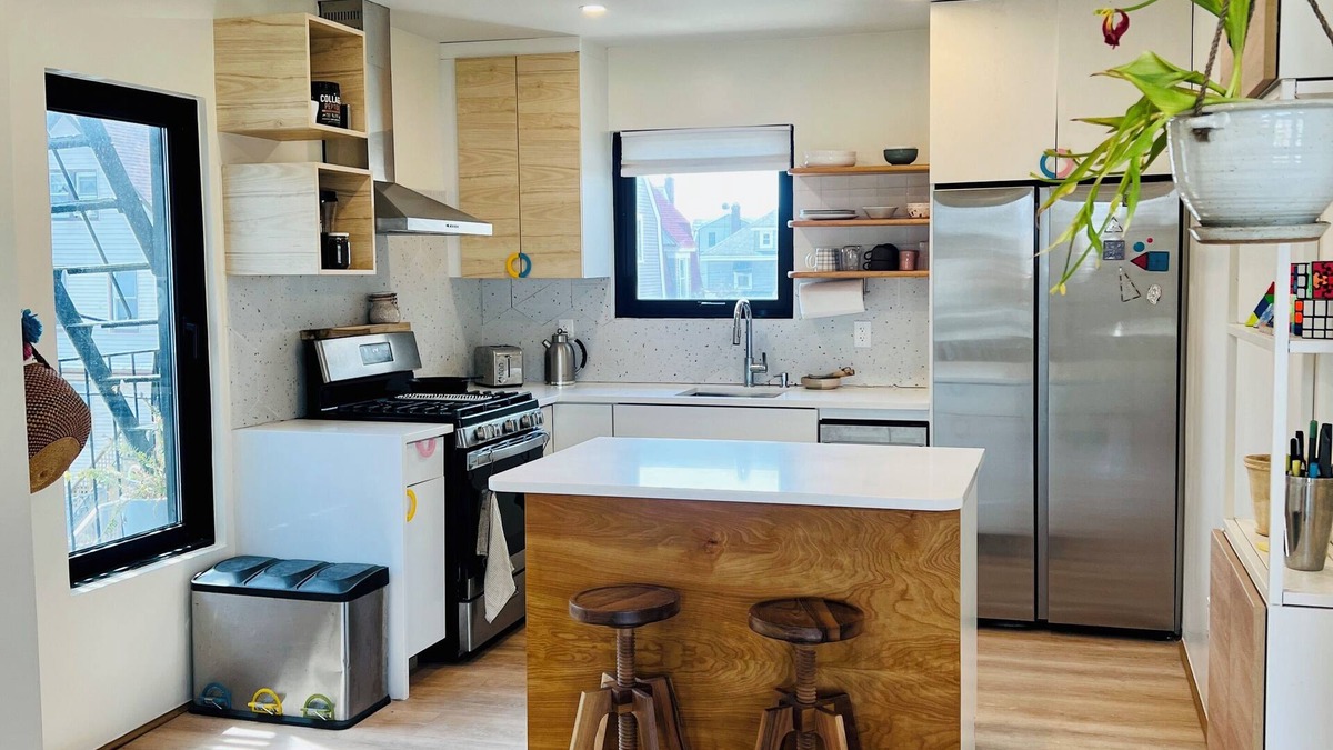 Queens House | SUN FILLED 3-bedroom APARTMENT with WiFi, AC in ROCKAWAY BEACH