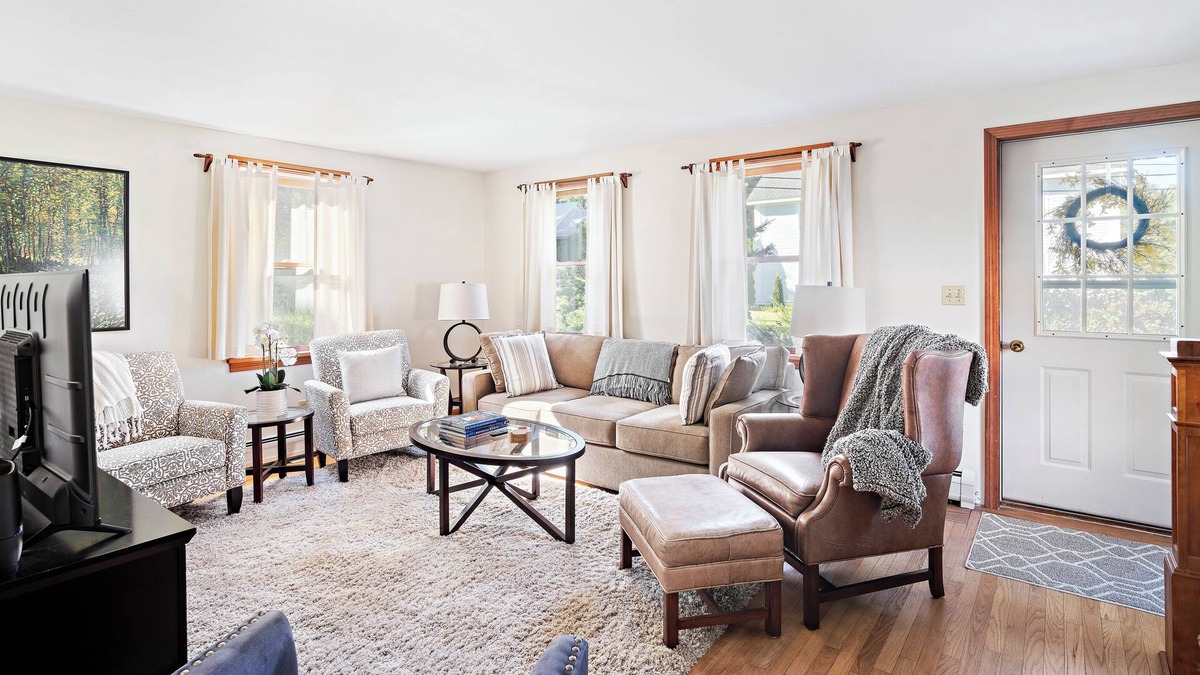 Lenox Dale House | Sun Filled Lenox Retreat - Minutes to Tanglewood!