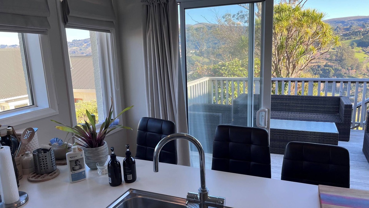 Dunedin House | Sun-filled retreat close to the University of Otago and Botanic Gardens
