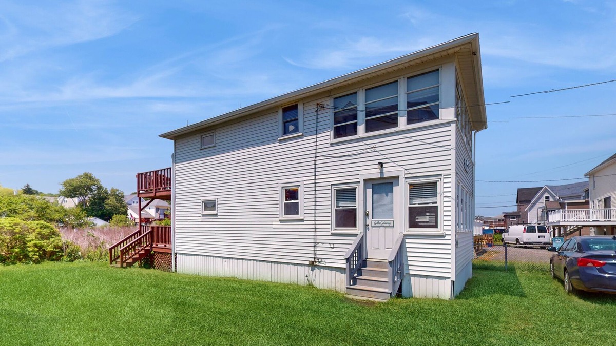 York Beach Apartment | Sun-filled & serene coastal retreat with deck & stunning ocean views - near golf