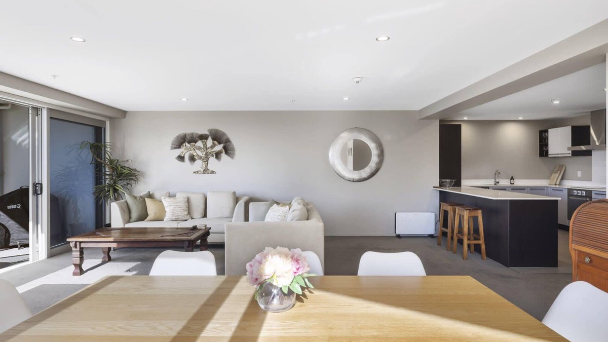 Mount Maunganui Apartment | Sun filled & Spacious with Ocean Views & beach