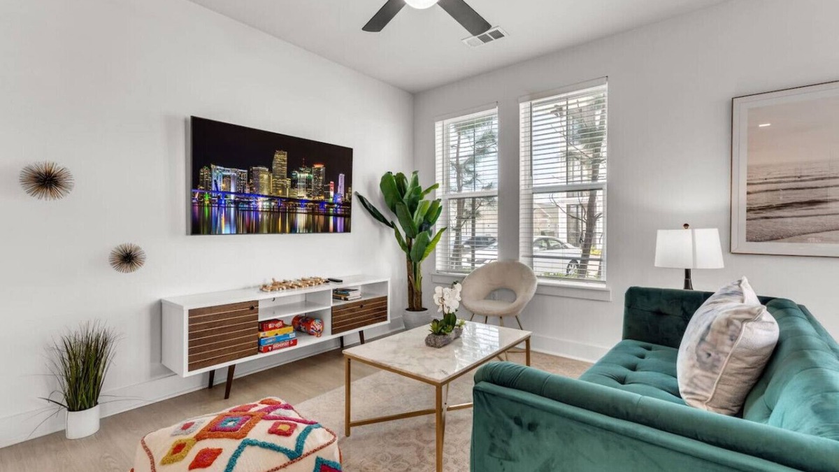 Ruskin Apartment | Sun-Kissed Sanctuary: Family-Friendly 3 Bed Oasis