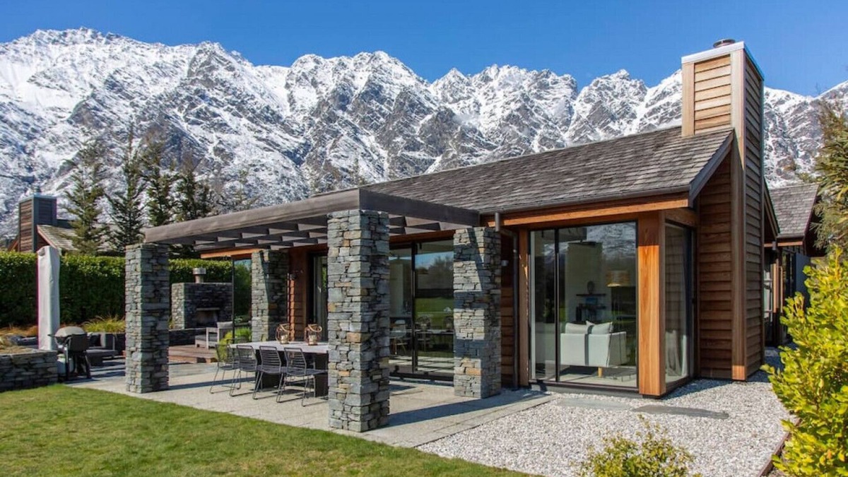 Kawarau Falls Villa | Sun Peaks Villa | Outdoor fireplace & hot tub | 2 mins to Jack's Point golf
