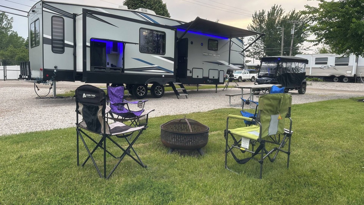 Geneva-on-the-Lake RV Rental | Sun Retreats GOTL Cozy campground in lovely Geneva with AC, WiFi, fitness room