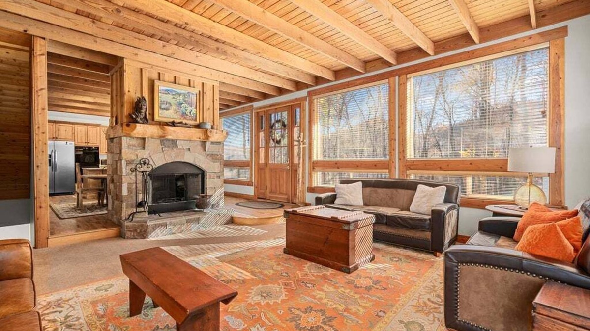Sundance Cabin | SUN RIDGE - 6 BD, VIEWS, POOL TABLE, HOT TUB