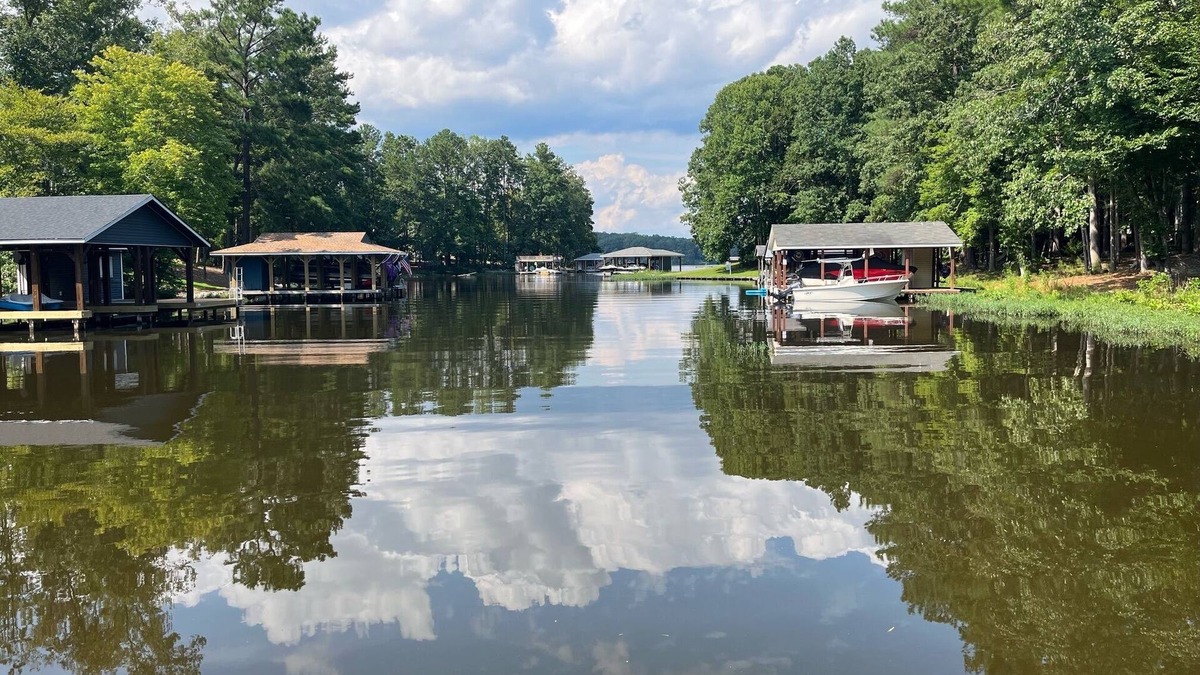 Macon House | Sun's Out - Fun's Out Lodge nn BOAT RAMP and Beach AreanLake Gaston - Macon, NC