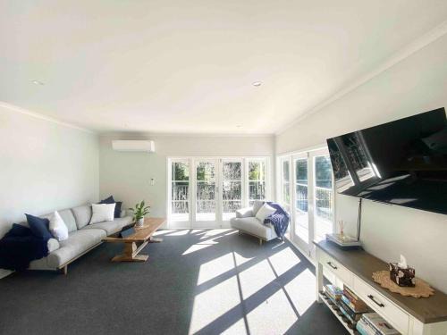 Bluff Hill House | Sun Sea Scenery - Newly Renovated