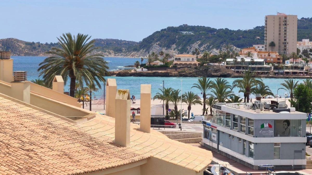 Javea Apartment | Sun, sea & spectacular views in superb situation steeped in sunshine!
