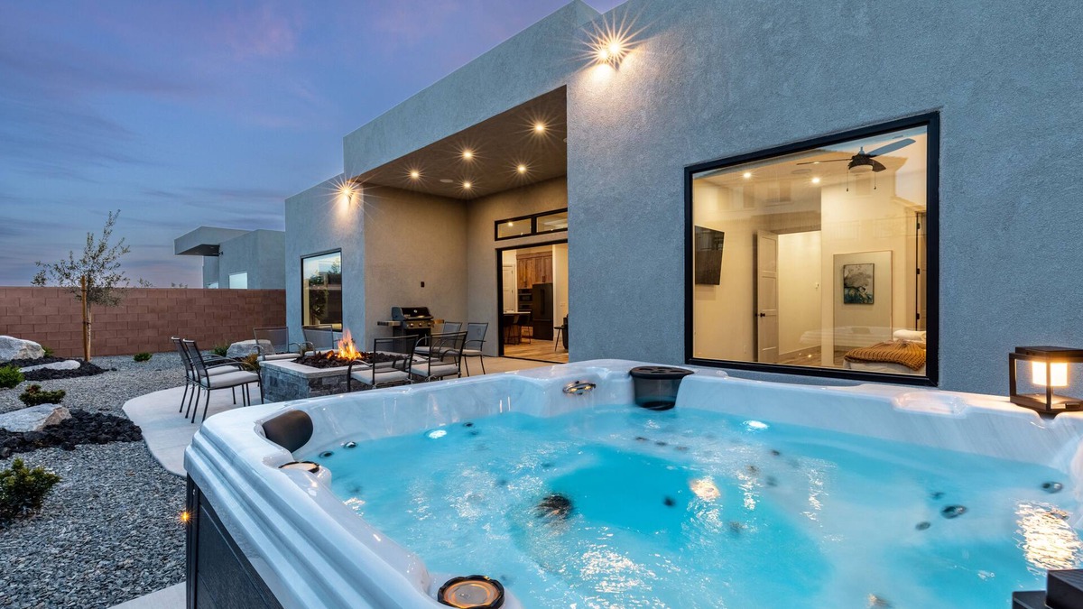 Washington House | Sun Seeker 2 Bed Master Suite w/office. Hot Tub!