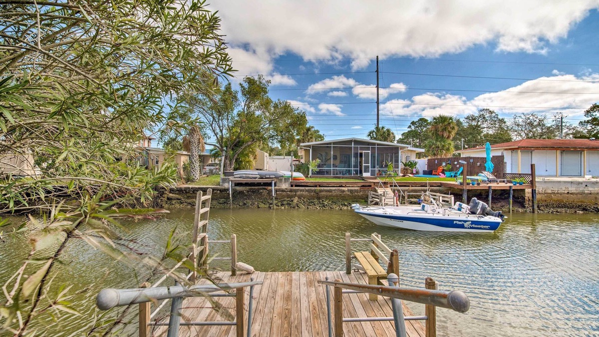 Hudson Beach Estates House | Sun-Soaked Hudson Getaway w/Canal Access!
