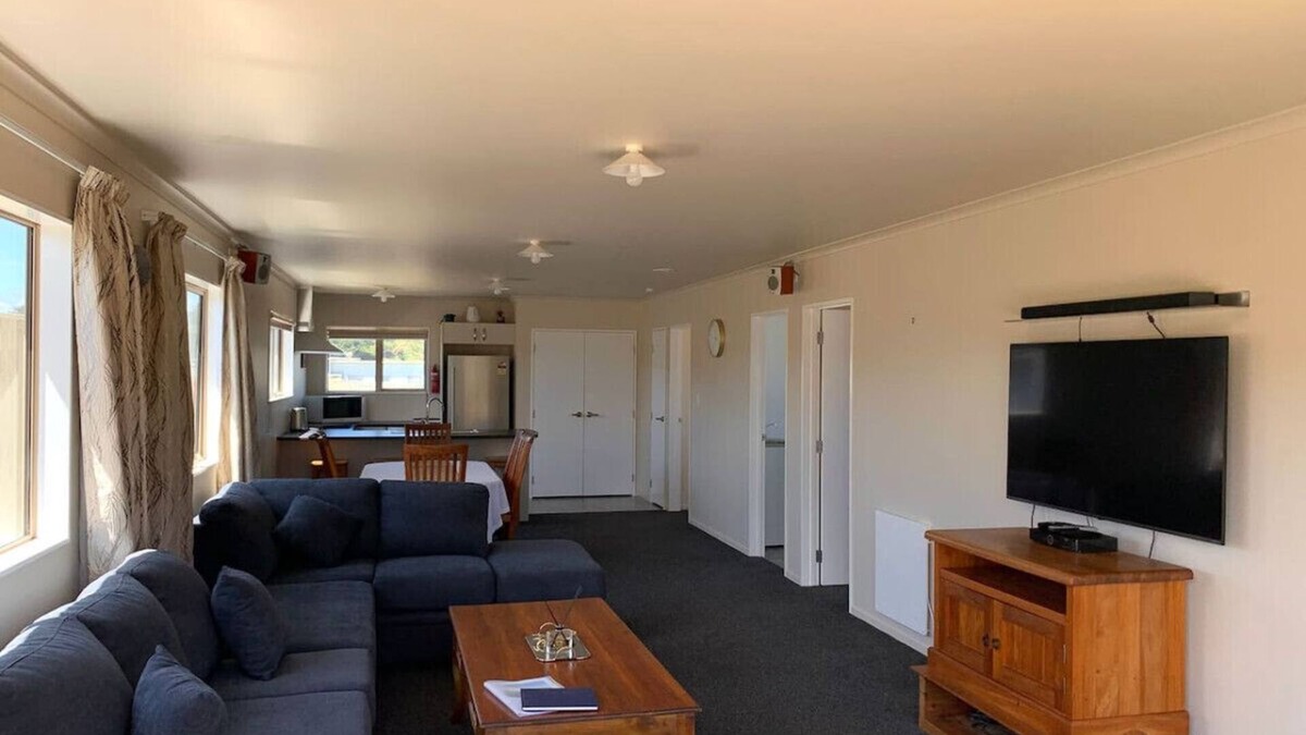 Manawatu - Wanganui House | Sun, Surf & Beautiful Views - WB Family Bach