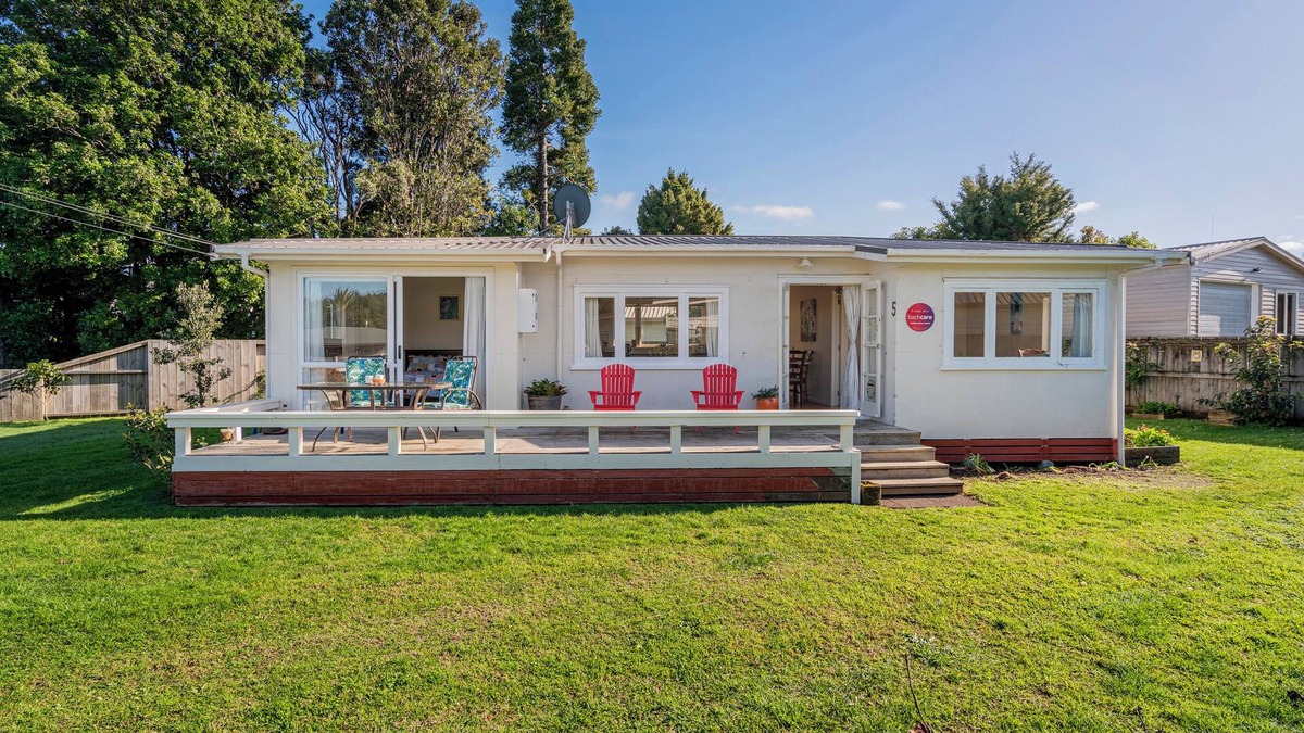 Whitianga Cottage | Sunbathe Bach - Whitianga Holiday Home