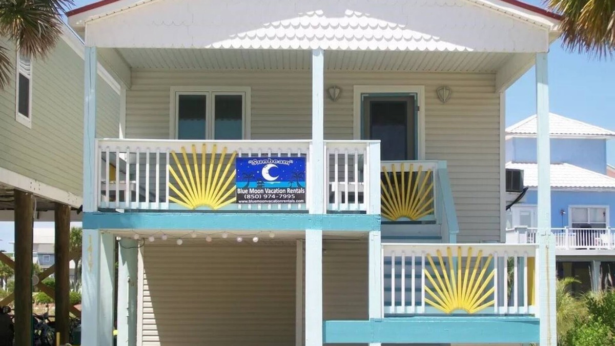 Navarre Beach House | Sunbeam-Soundview Private Home. 2 Min Walk to the Beach, Pup friendly!