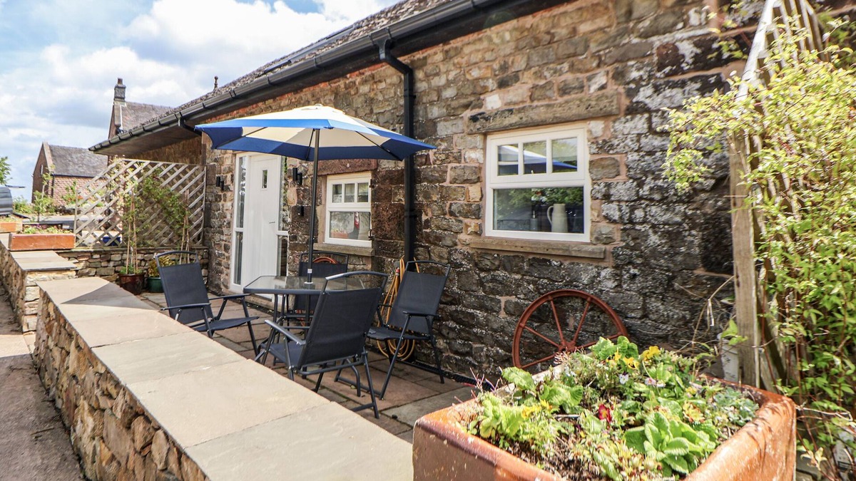 Tunstall Cottage | SUNBIRD COTTAGE, pet friendly, luxury holiday cottage in Biddulph