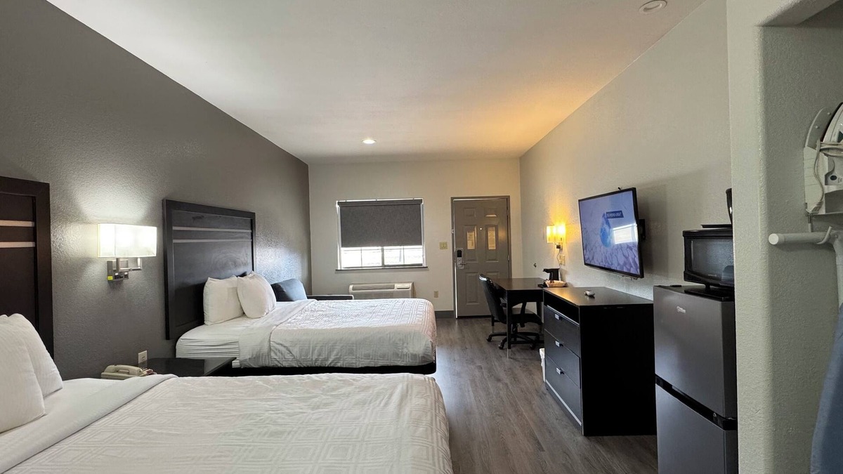 Pleasanton Hotel | Sunbridge Inn and Suites