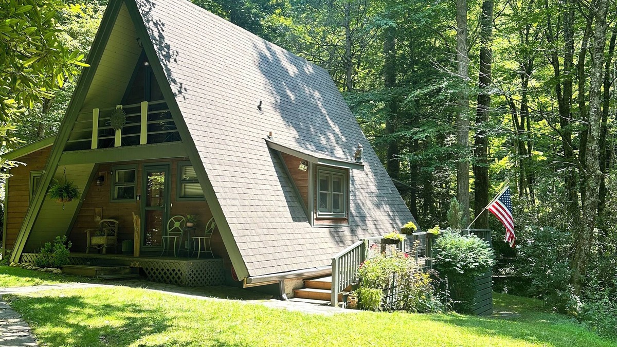Boone Cabin | Sunburst Creekside Cabin - New Hot Tub!