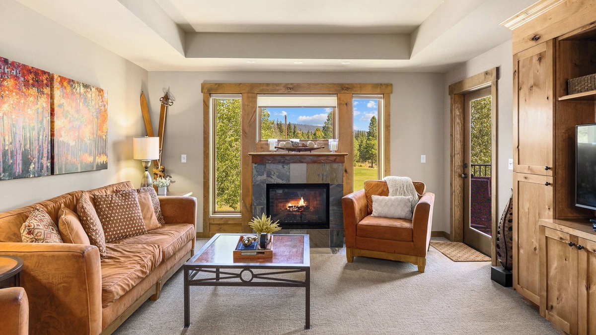 Cle Elum Condo | Suncadia golf view condo with seasonal pool and hot tub!