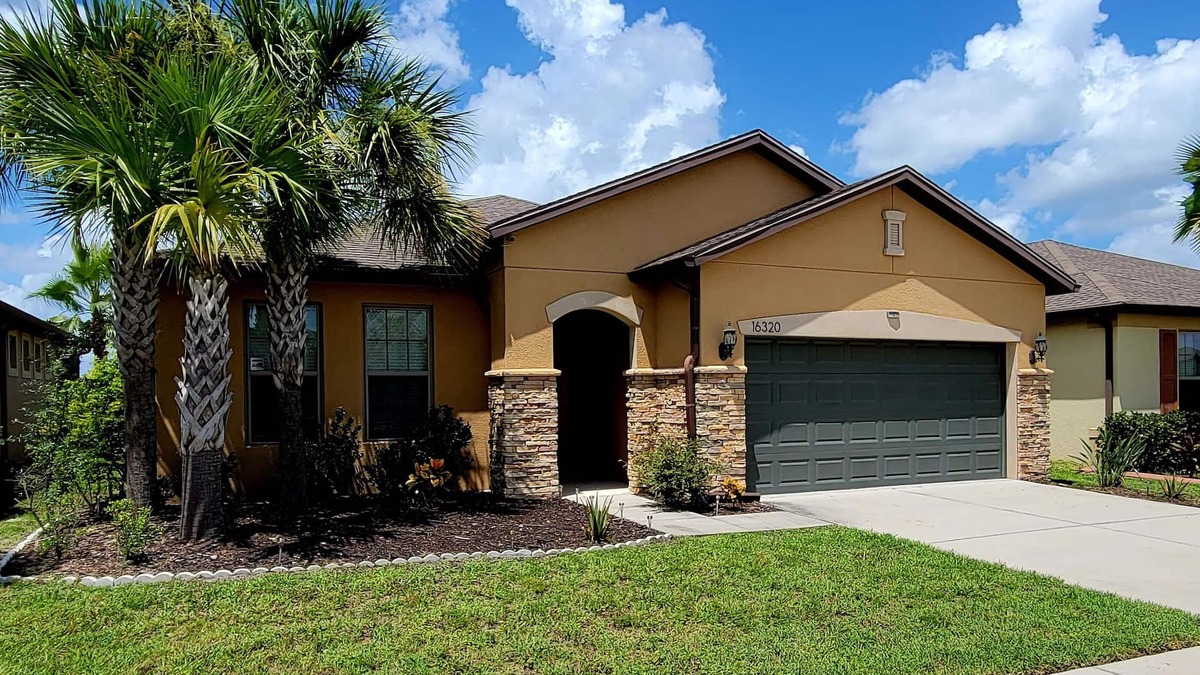 Wimauma House | SUNCITY CENTER PIANO HOUSE WITH GORGEOUS SUNSET AND LAKE VIEW.