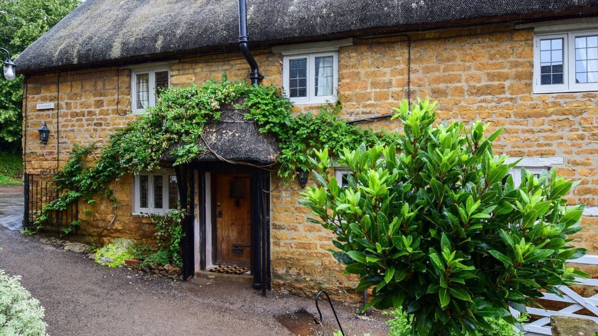 Banbury Cottage | Suncroft - sleeps 8 guests in 3 bedrooms