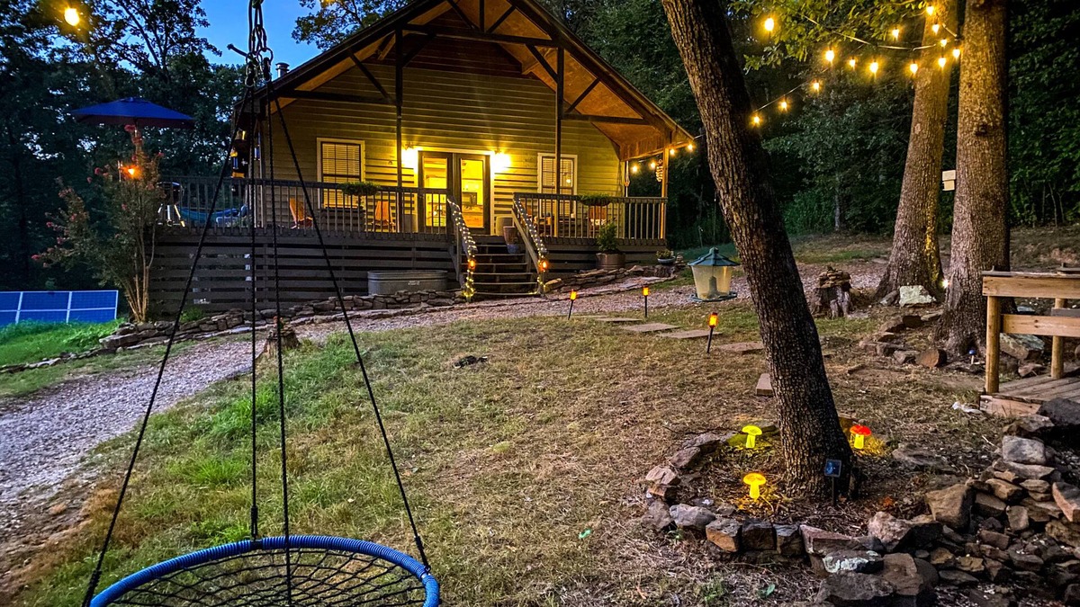 Mountainburg Cabin | Sundance Cabin: 20 acres w/hot tub + mountain view