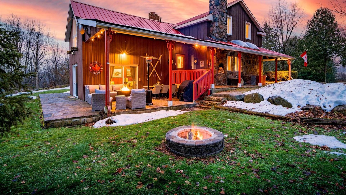 Grey Highlands Cabin | Sundance of Blantyre Lodge with Private Salt Water Hot Tub & Sauna House