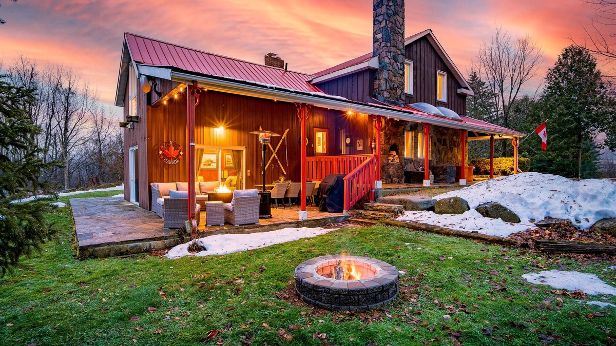Grey Highlands Cabin | Sundance of Blantyre Ski Lodge w/Private Hot Tub & Sauna House