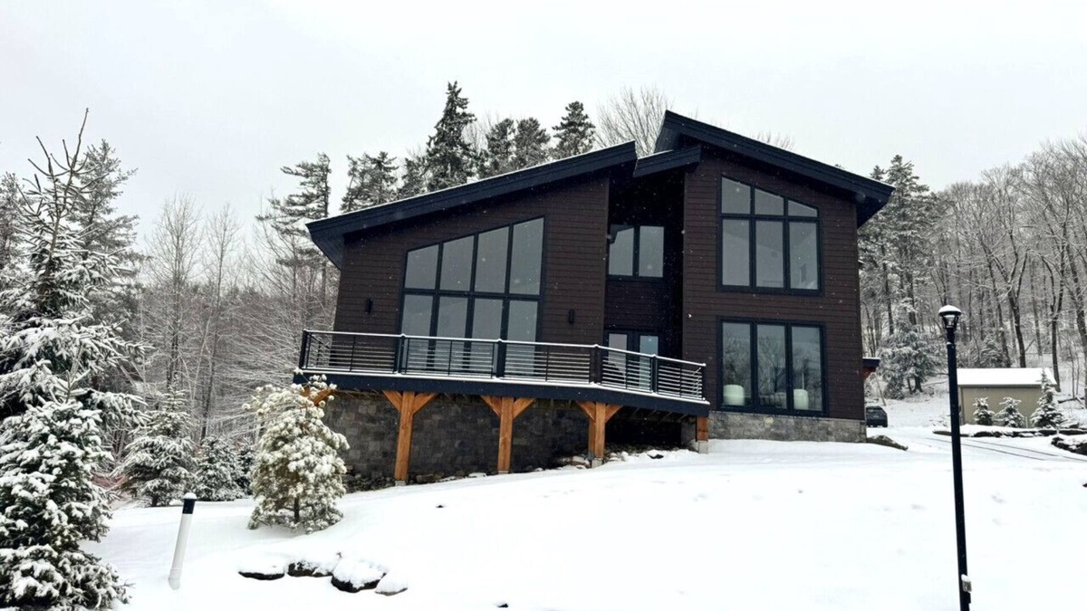 West Dover House | Sundance Village- Ski-on/off, Hot tub, Views, Clubhouse access @ MT Snow