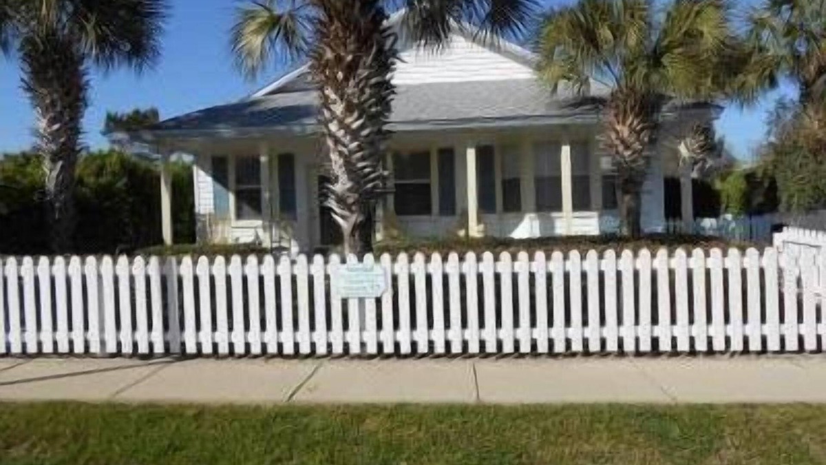 Clipper Cove Cottage | SUNDIAL COTTAGE: CRYSTAL BEACH, DESTIN, FL. PRIVATE POOL!