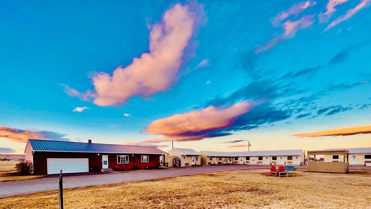 Geyser Hotel | Sundown Motel