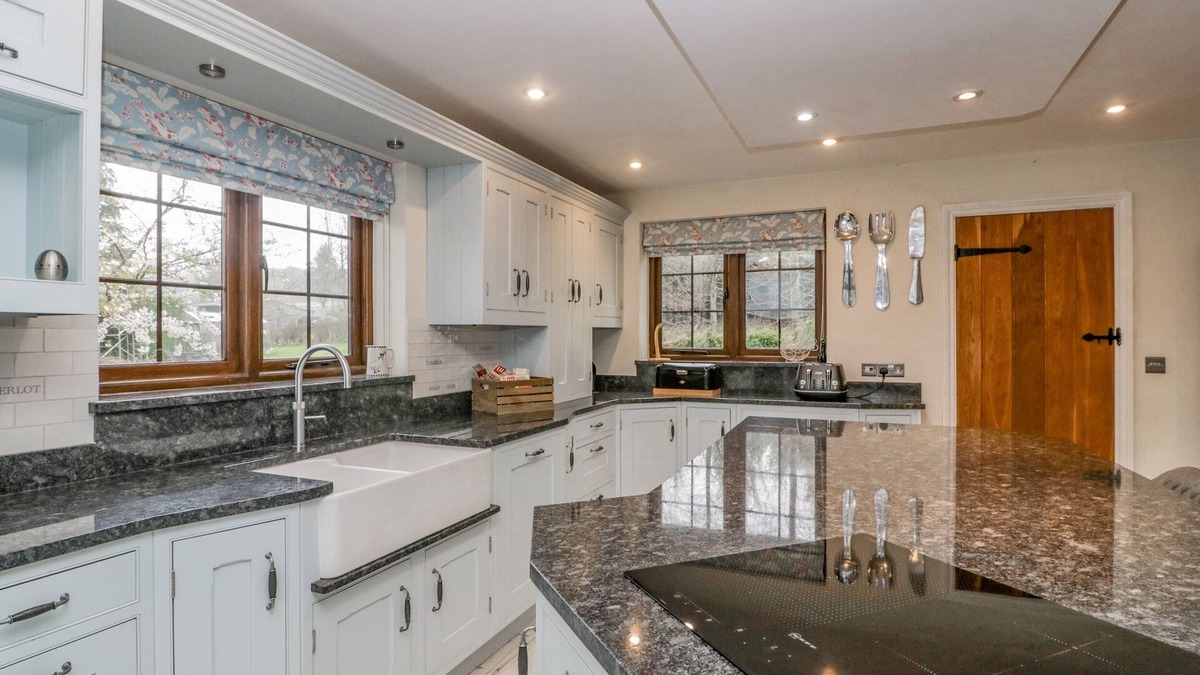 Raymonds Hill Cottage | SUNDOWNER COTTAGE, family friendly, with a garden in Axminster