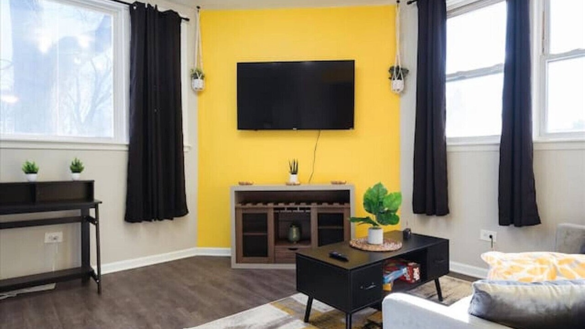 Brighton Park Apartment | Sunflower Apt 10 Min from Downtown Chicago - Sleeps up to 6